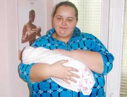 Счастливая мама с новорожденной.
Фото fakty.ua.