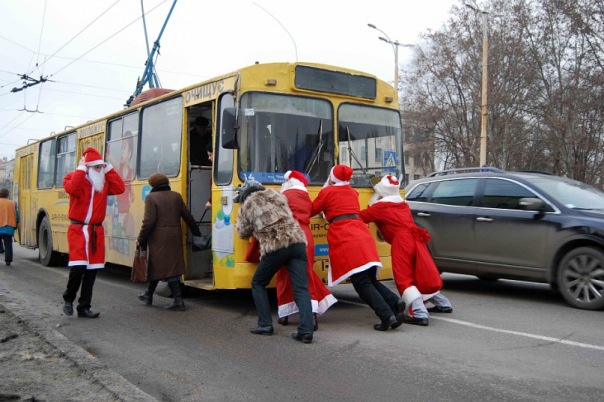 Кроме раздачи сладостей ребята провели акцию "помоги троллейбусу"
Фото Антона Нефедова