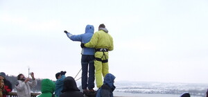 Этой ночью с моста спрыгнули более полусотни людей 