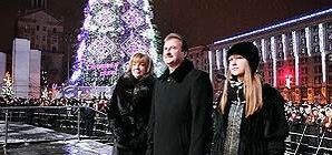 Как столичные чиновники 2011 год встретили: Попов – с народом, Довгий – с оливье, Черновецкий – с тайнами