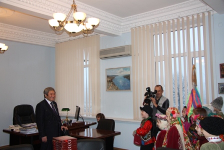 Ребята пришли поздравить мэра с Праздником
Фото meria.zp.ua