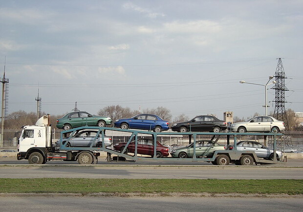 Автовоз "МАЗ" загруженный автомобилями Daewoo Lanos.
Фото: ru.wikipedia.org