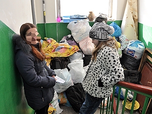 Ирину с двумя дочками-школьницами на 90 дней возьмут пожить в приют, а что дальше - неизвестно. 
Фото Павла ВЕСЕЛКОВА, kp.ua.