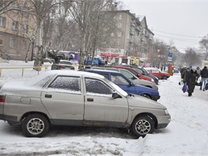 Пока припаркованные машины никто не трогает.
Фото kp.ua.