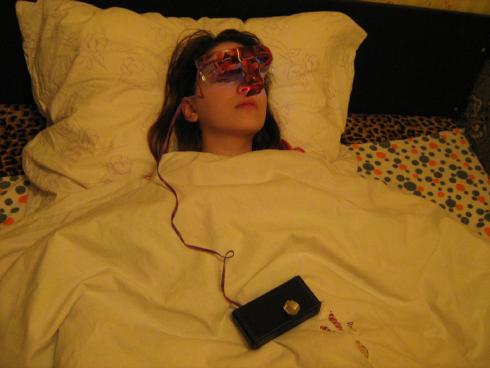 Пластиковый аппликатор "за счет естественных изменений положения спящего" смещается с лица на одеяло.
Фото предоставлено изобретателем.
