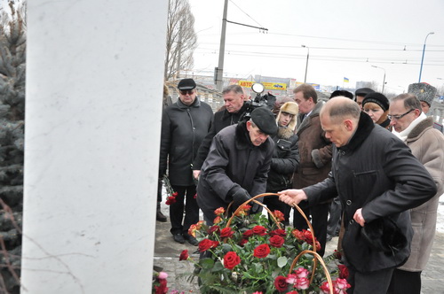 Запорожцы почтили память Александра Поляка. 
Фото Павла Веселкова. vgorode.ua