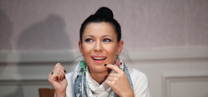 Певица Елка выступала в Донецке с красным носом 