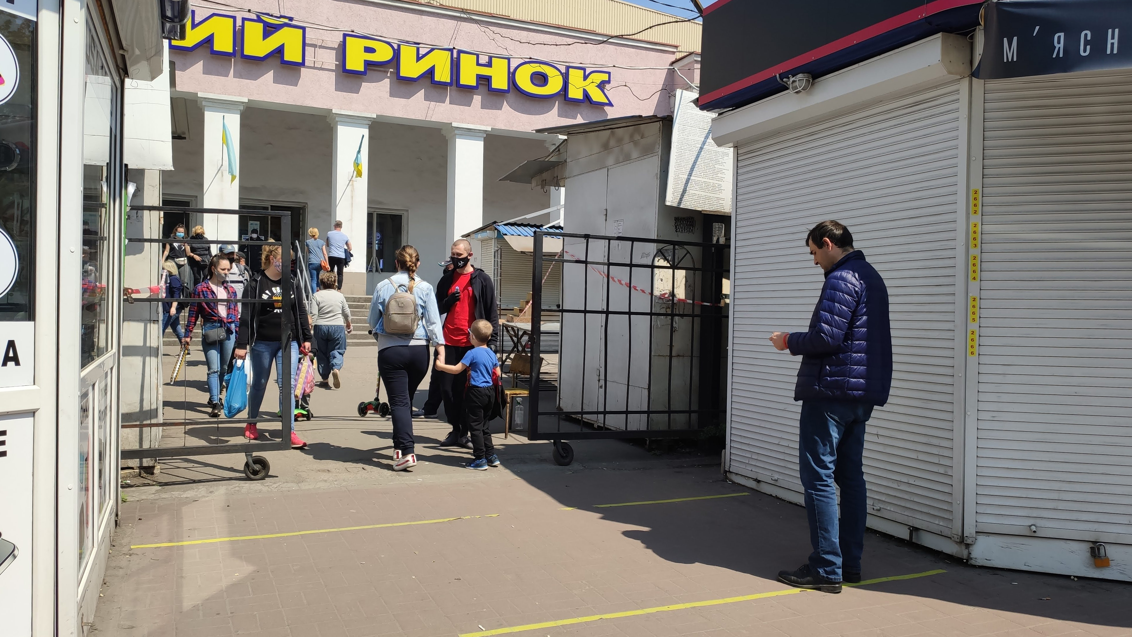 Людей на рынок пускают только в масках