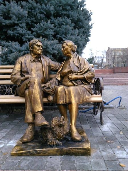 Памятник родителям в Театральном сквере / фото: "Индустриалка"