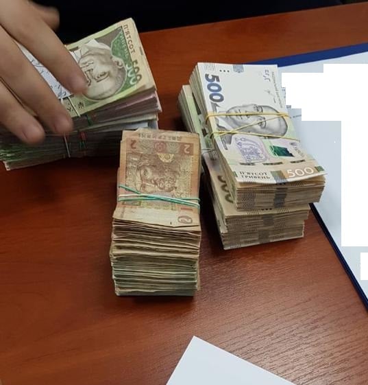 В магазинах провели обыски и нашли более 180 тысяч гривен и 16 печатей/ фото: Державна фіскальна служба України