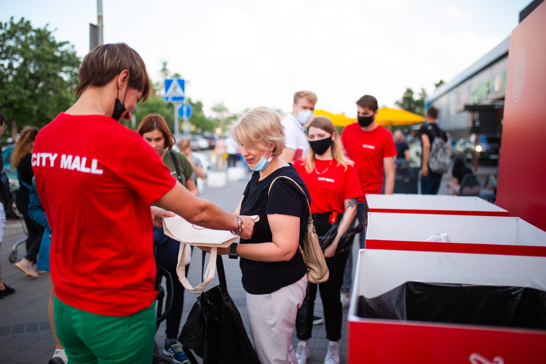 Все участники акции получили в подарок шопер / фото: Сити Молл