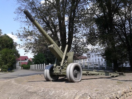 Пушка возле остановки "Правый берег" / фото: www.shukach.com