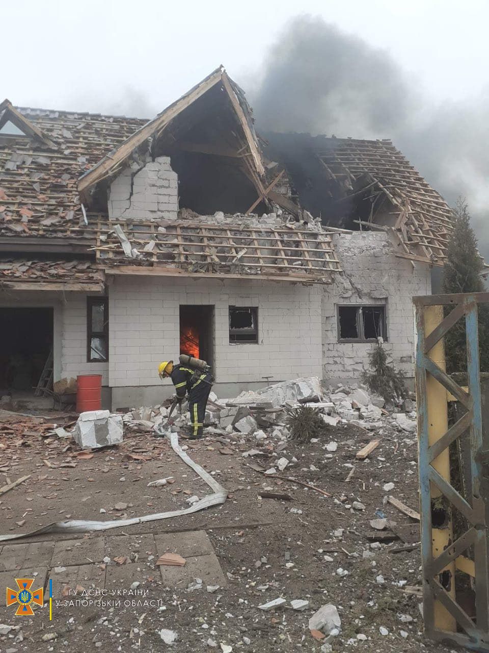 Дом вспыхнул в Мелитополе - фото: ГСЧС в Запорожской области