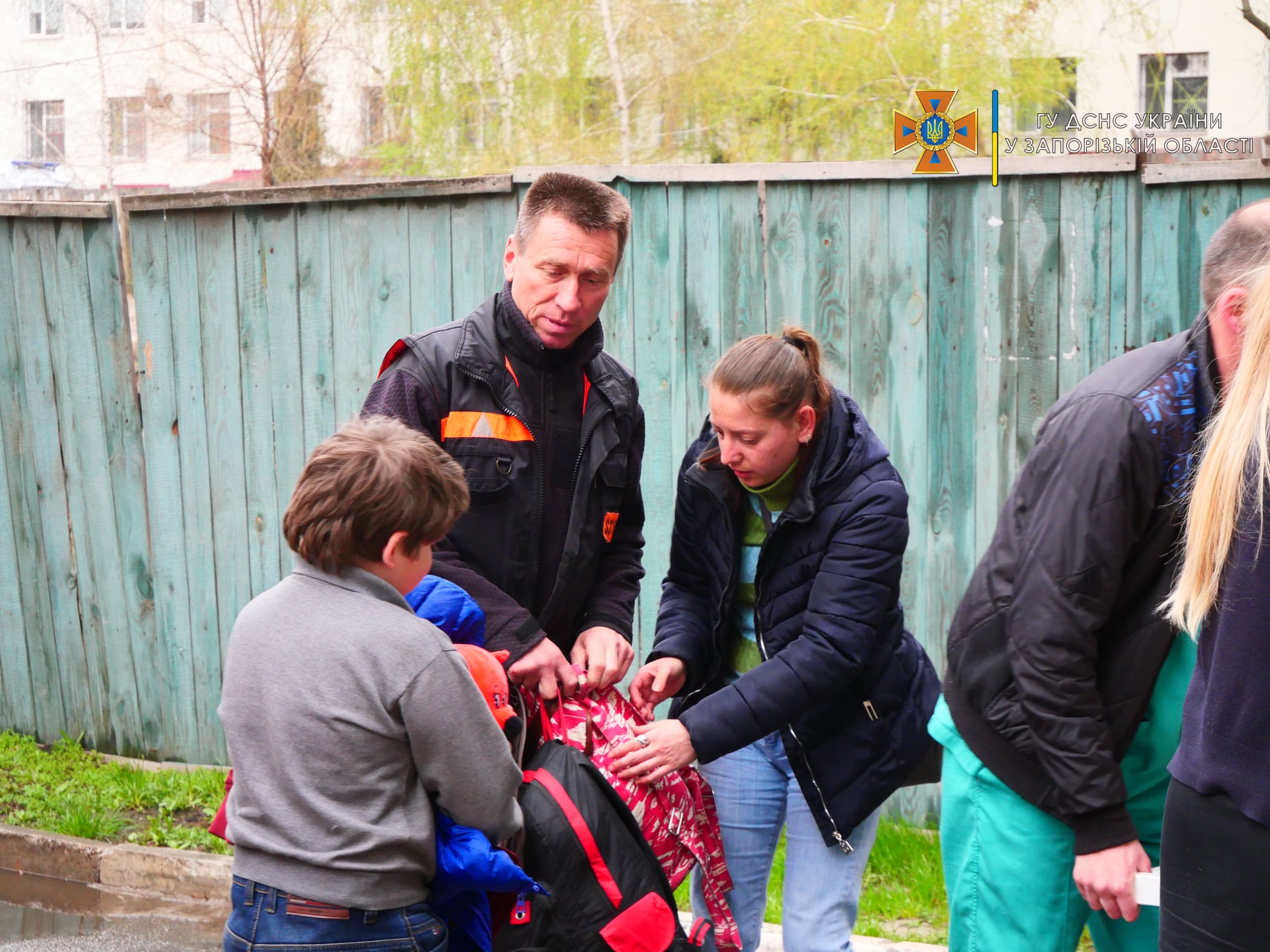 Мама сама виховує доньку та маленького сина