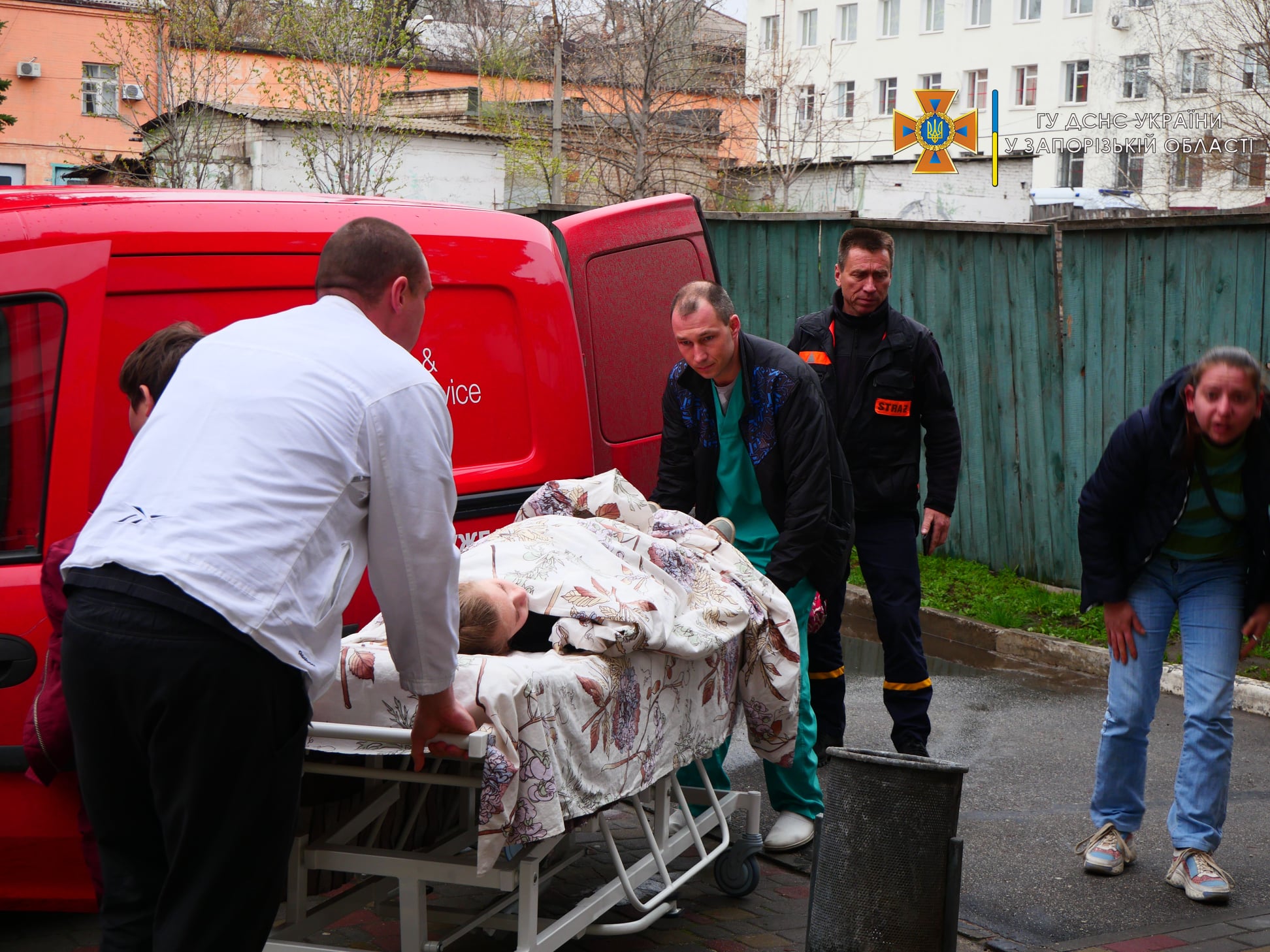 У дівчинки, попередньо, травми черевної порожнини - фото facebook.com/DSNSZP/