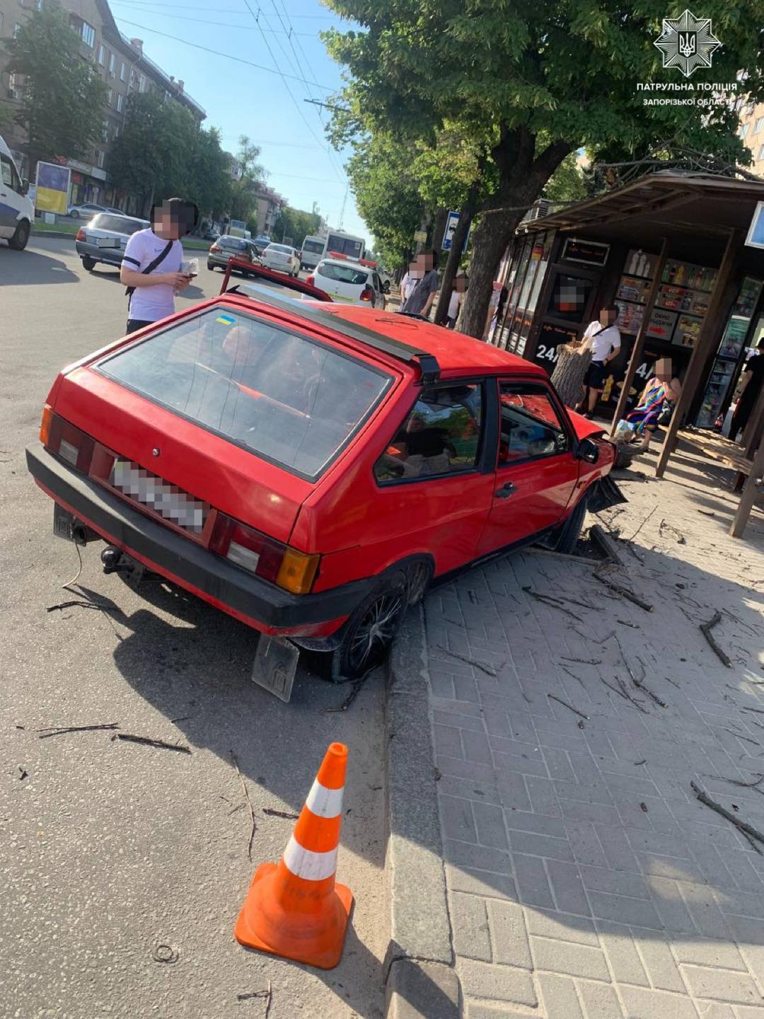 У Запоріжжі авто знесло дерево біля зупинки на Соборному проспекті -