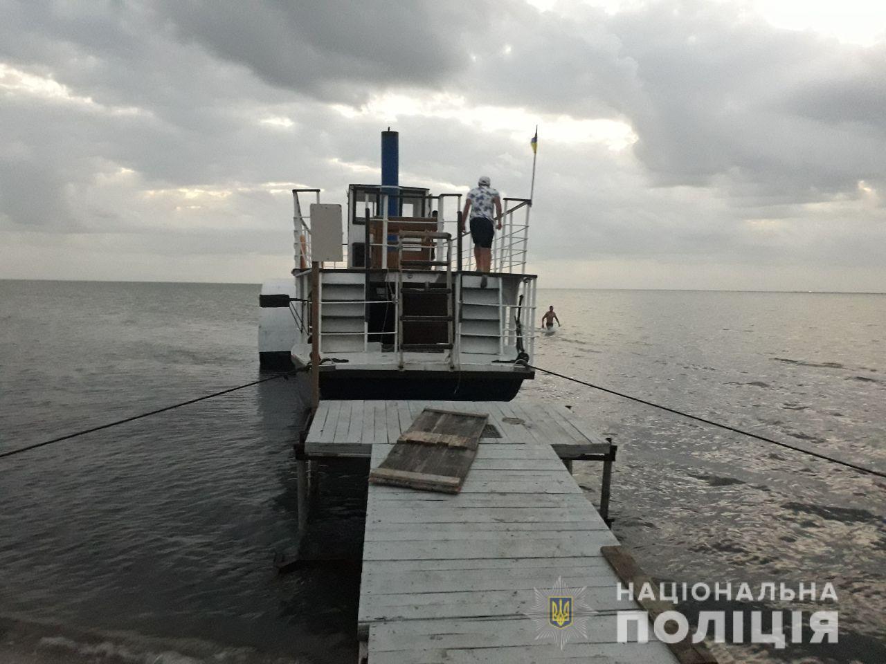 В Кирилловке на Федотовой косе катер с 14-ю пассажирами застрял в акватории Утлюкского лимана / фото: ГУНП