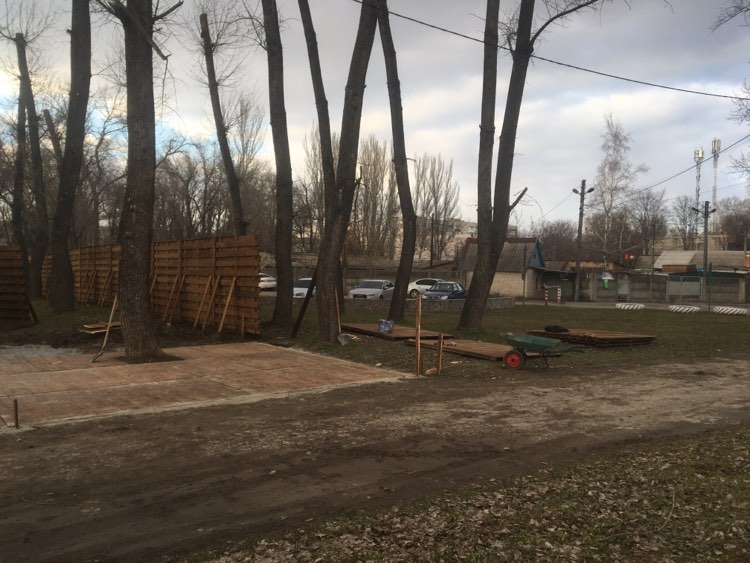 В Дубовке появился двухметровый забор / фото: Гвозди