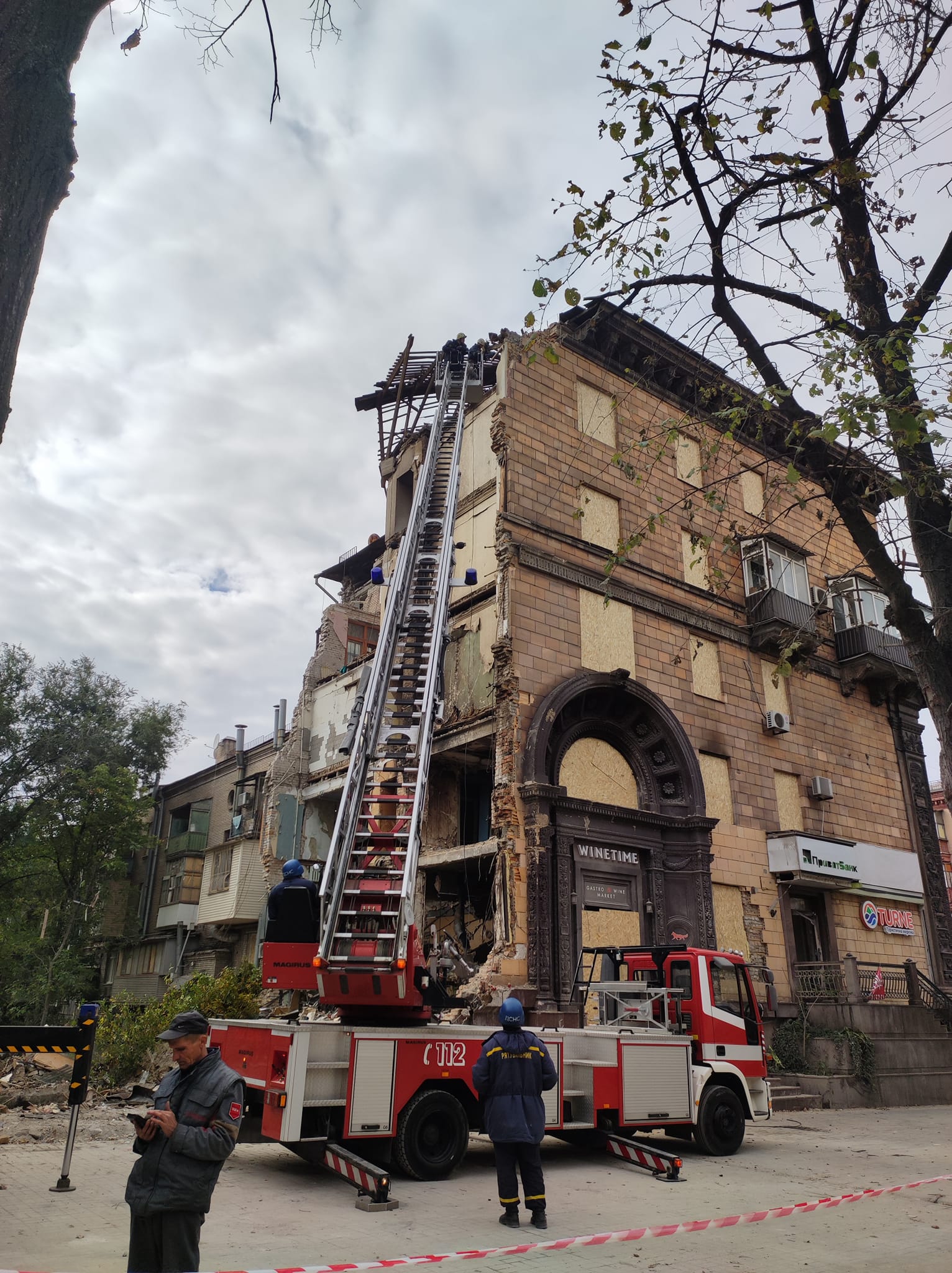 Как сейчас выглядят разрушенные ракетами дома в центре Запорожья -