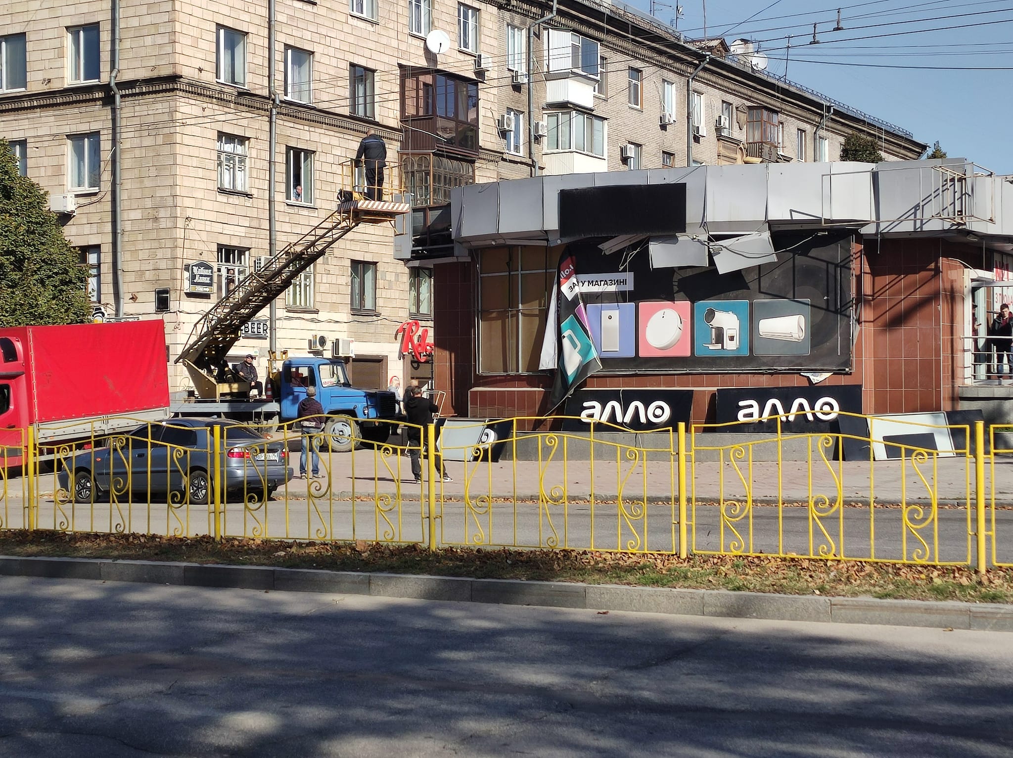 Как сейчас выглядят разрушенные ракетами дома в центре Запорожья -