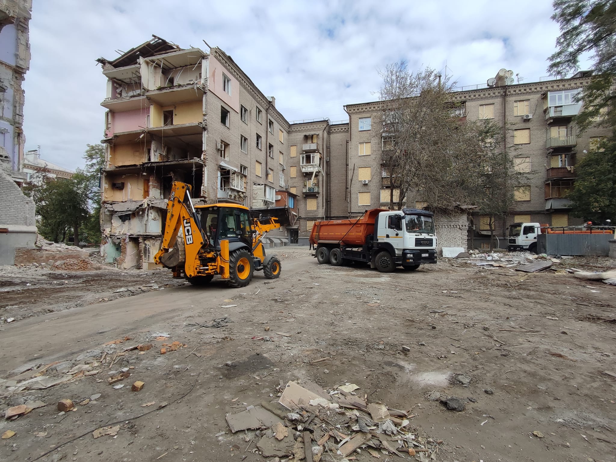 Как сейчас выглядят разрушенные ракетами дома в центре Запорожья -