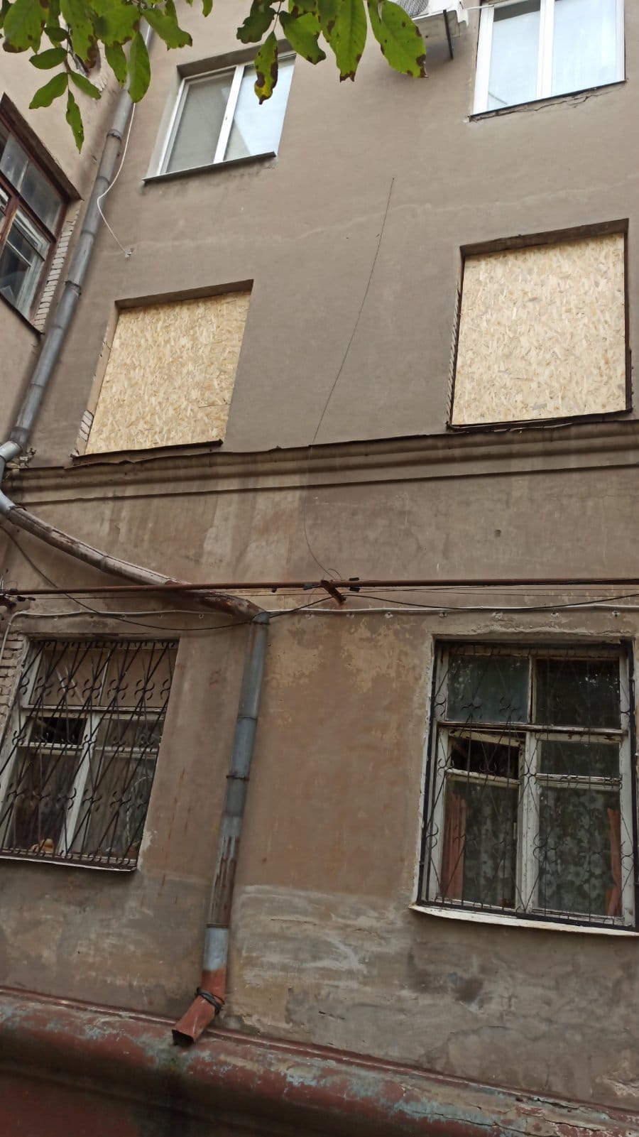 Как сейчас выглядят разрушенные ракетами дома в центре Запорожья -