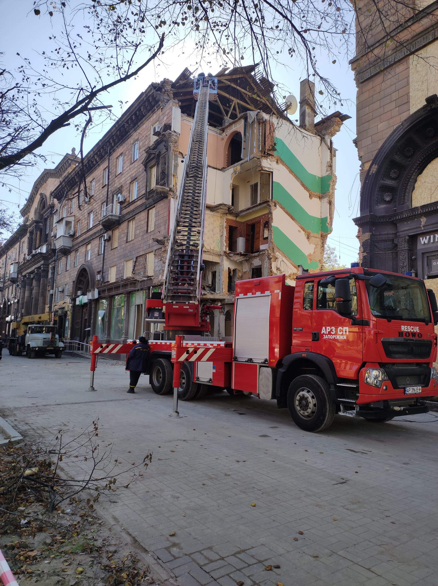 Как сейчас выглядят разрушенные ракетами дома в центре Запорожья -