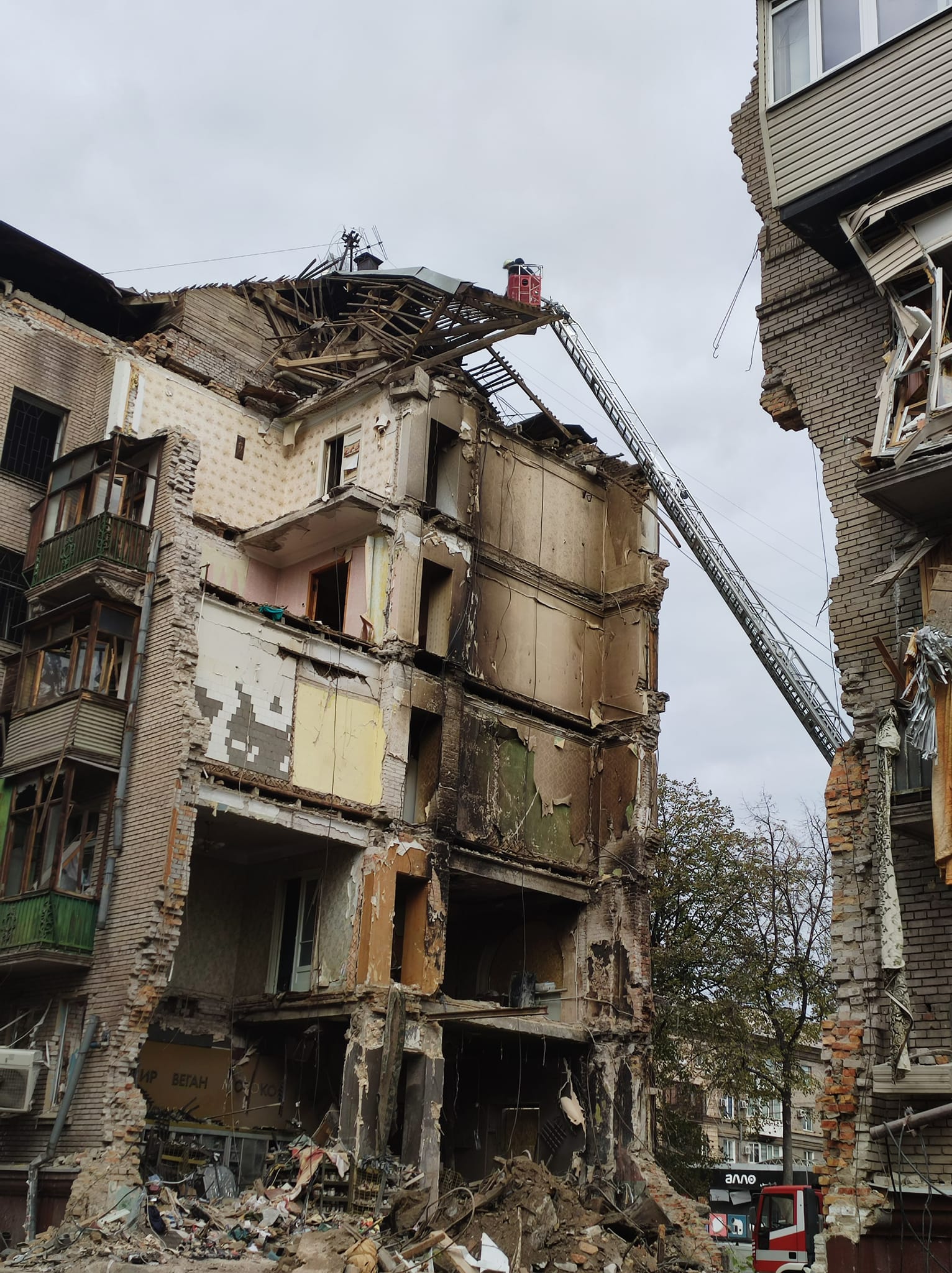Как сейчас выглядят разрушенные ракетами дома в центре Запорожья -
