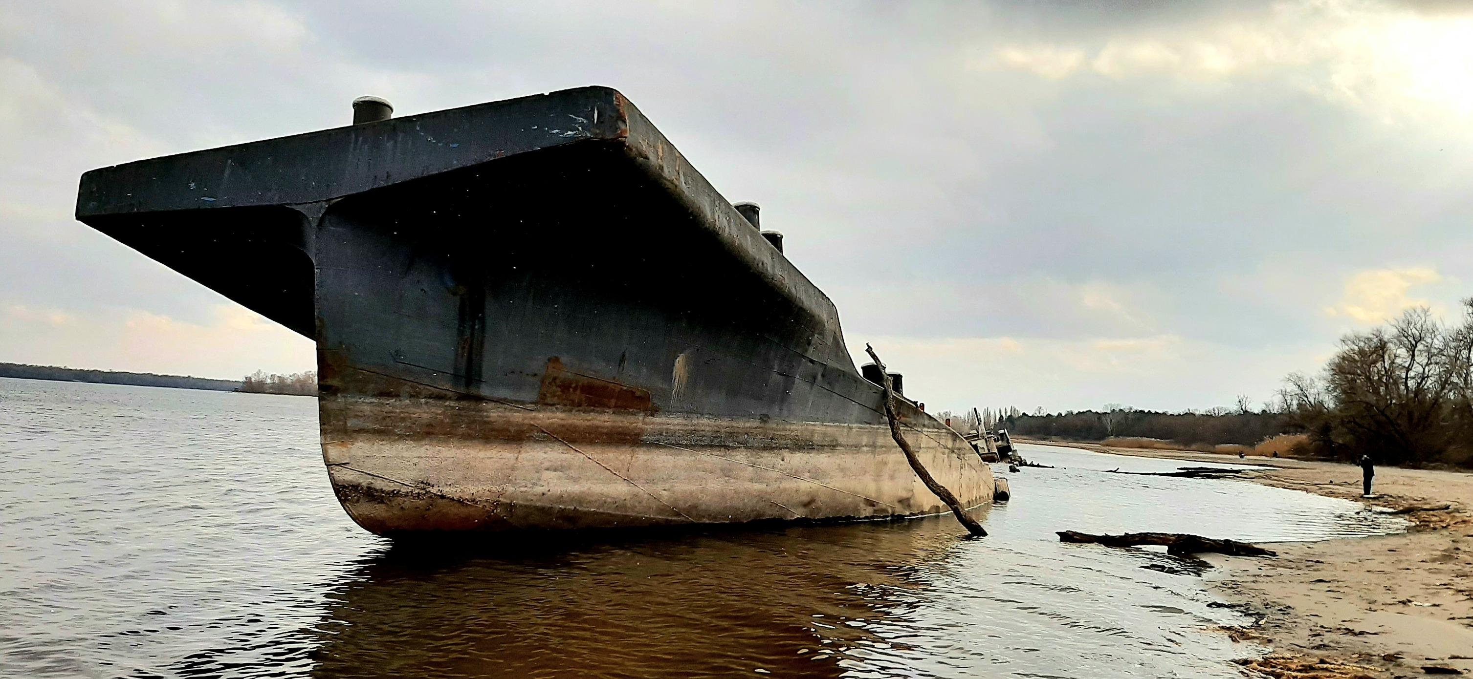 На окраине Запорожья снова стала видна затонувшая в 2020-м году баржа -