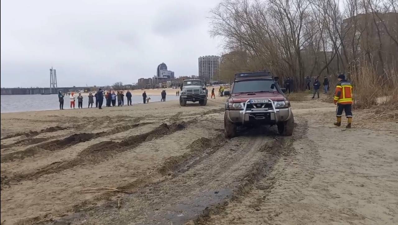 В Запорожье на Набережной мужчина заехал на авто в реку -