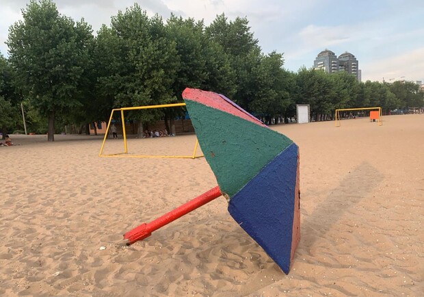 На пляже на ребенка упал металлический гриб. Фото: ГУНП