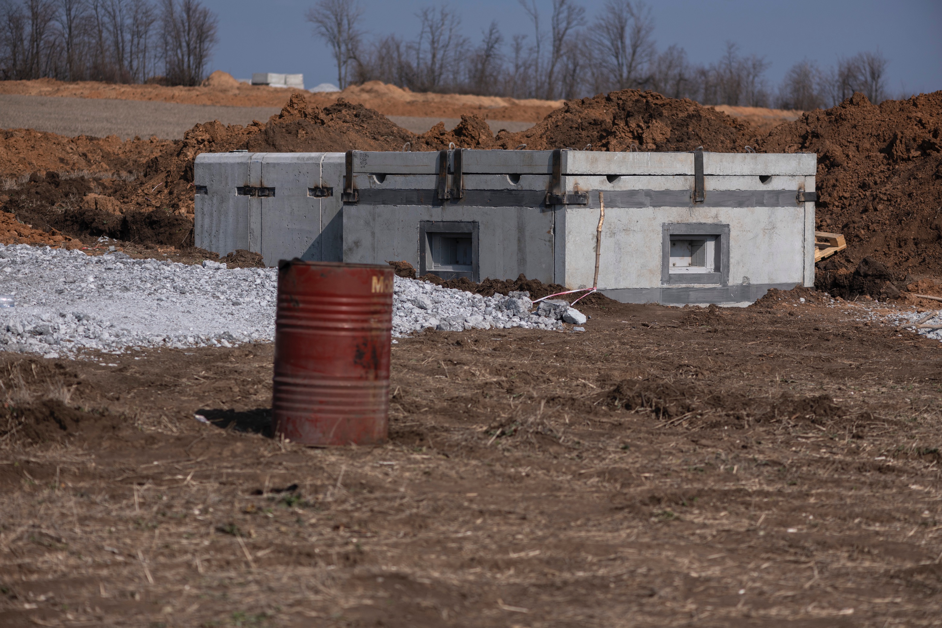В Минобороны показали, какие оборонительные рубежи строят в Запорожской области –