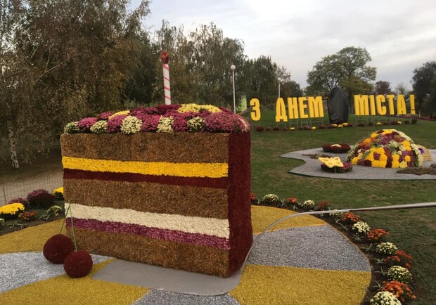 Цветочные композиции в парках / фото: fb Богдан Василенко