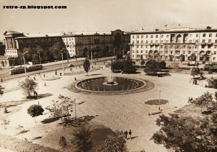 Вот так выглядела площадь Маяковского до того, как появились каменные фигуры / фото: retro-zp.blogspot.com