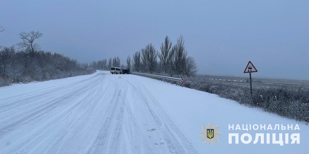 Мікроавтобус врізався у КамАЗ - || фото: zp.npu.gov.ua