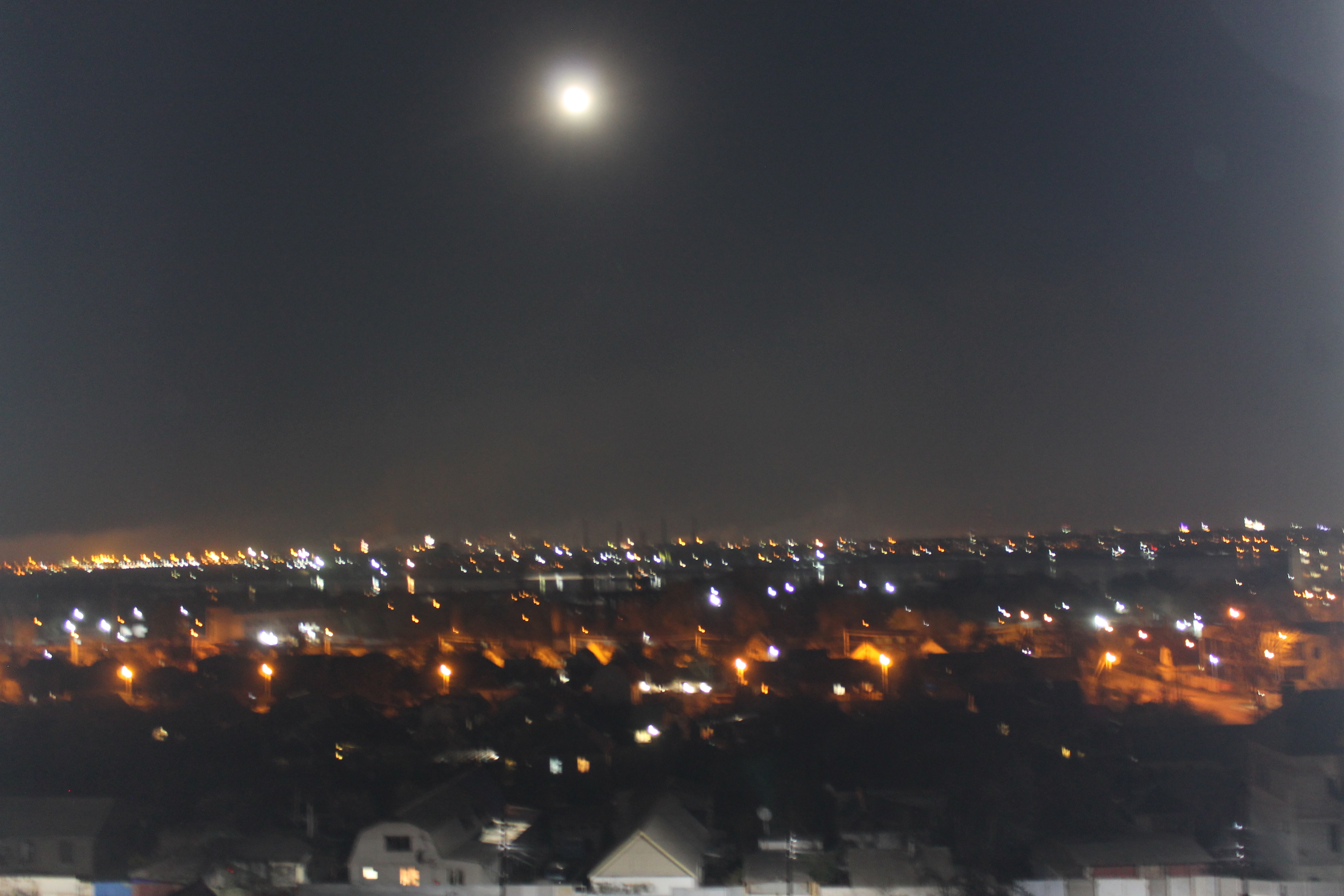 Суперлуние с правого берега Запорожья / фото: Vgorode