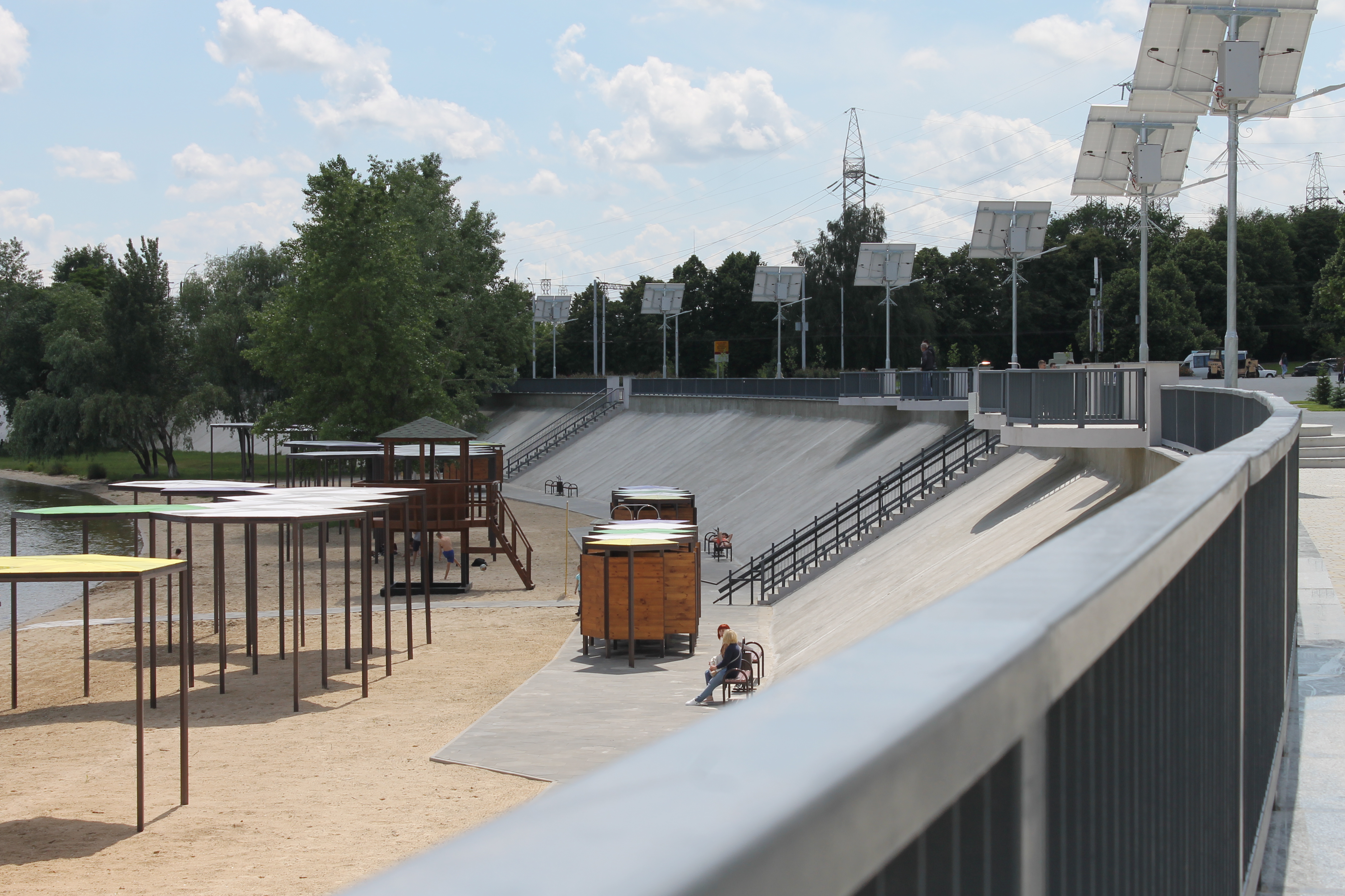 Лифт, душ и велопарковки: как изменился Правобережный пляж после реконструкции (фото)