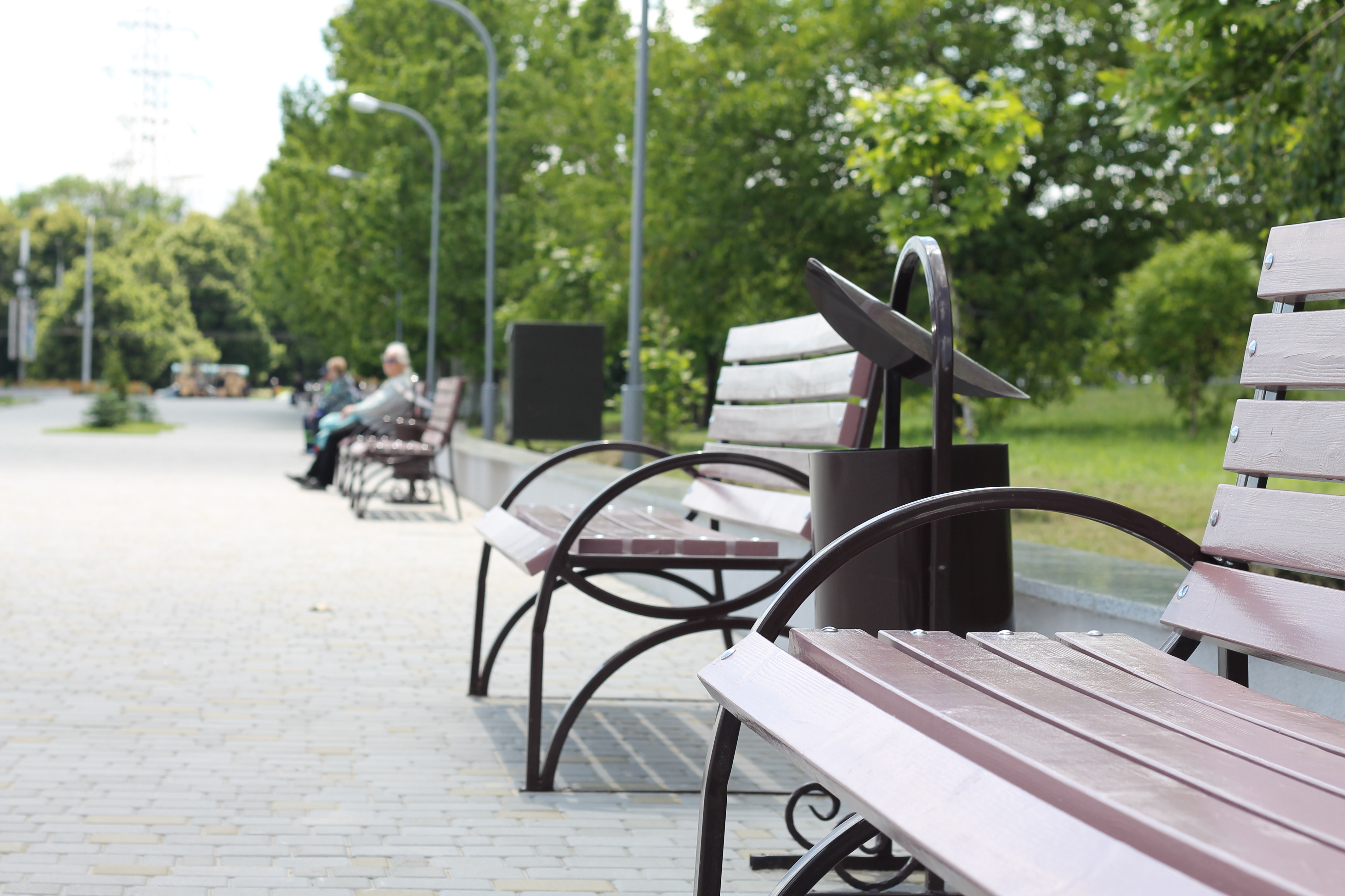 Теперь на площади у пляжа много лавочек и урн