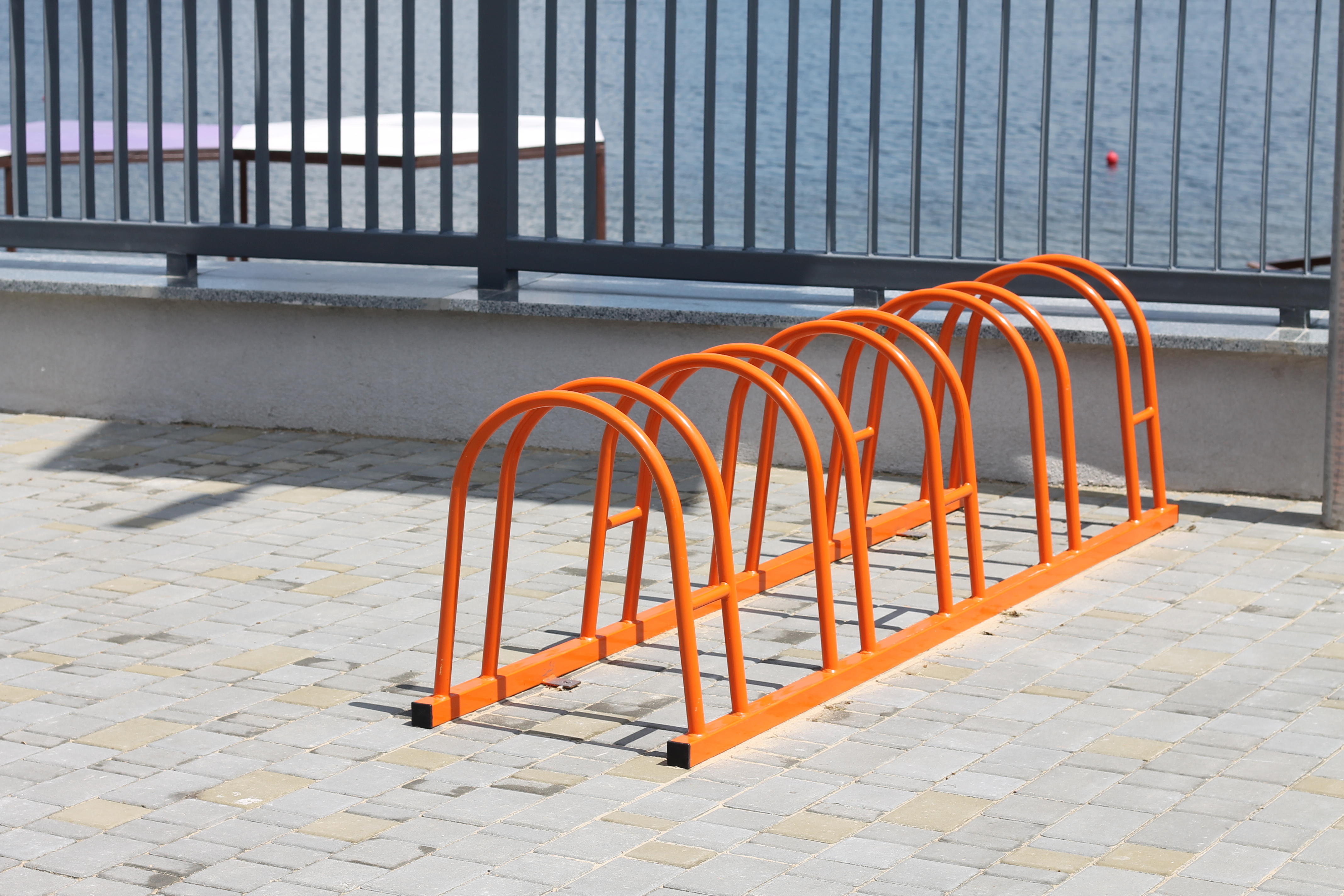 На пляже сделали парковки для велосипедов