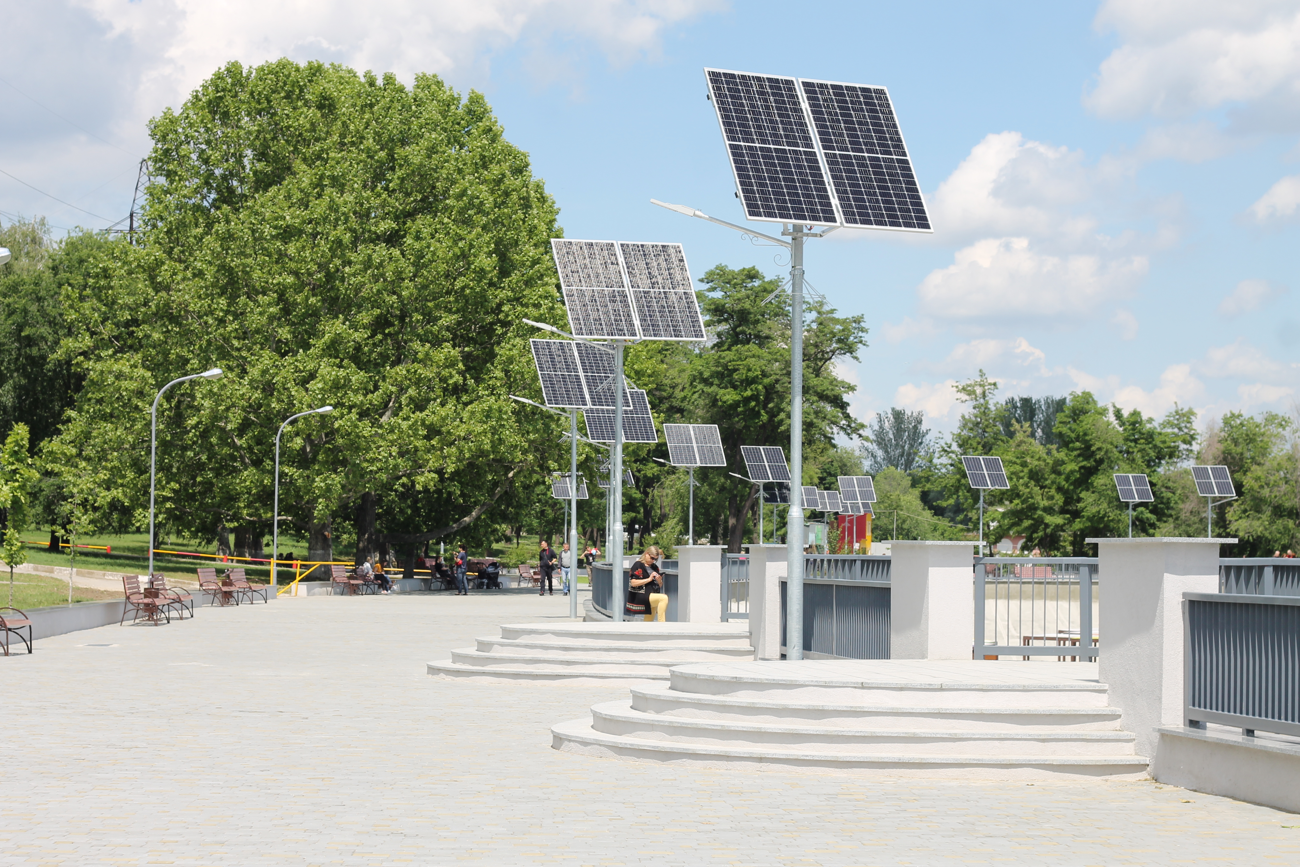 В парке появилось очень много солнечных батарей