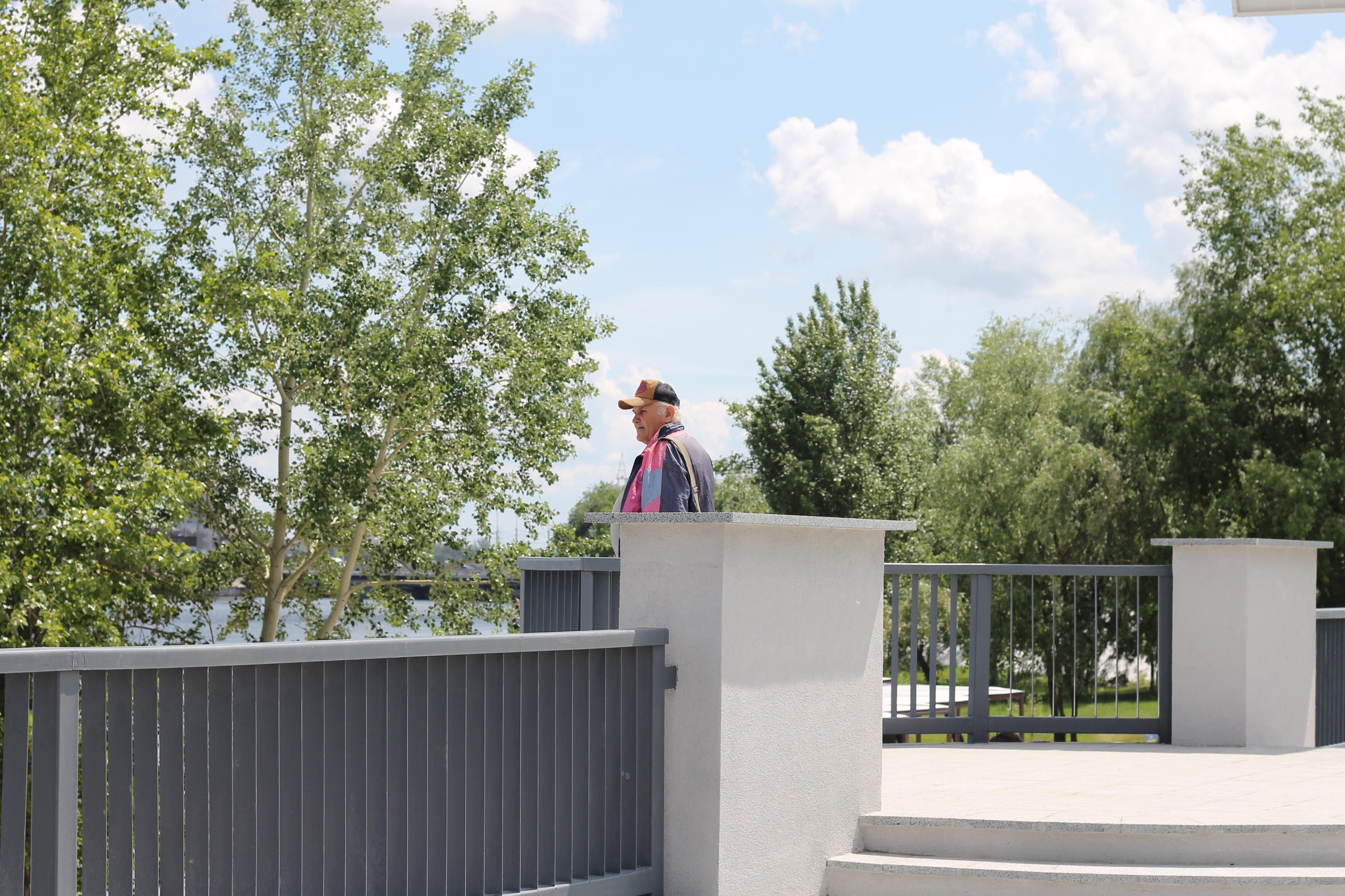 Вот такие 4 смотровые площадки сделали на площади у пляжа