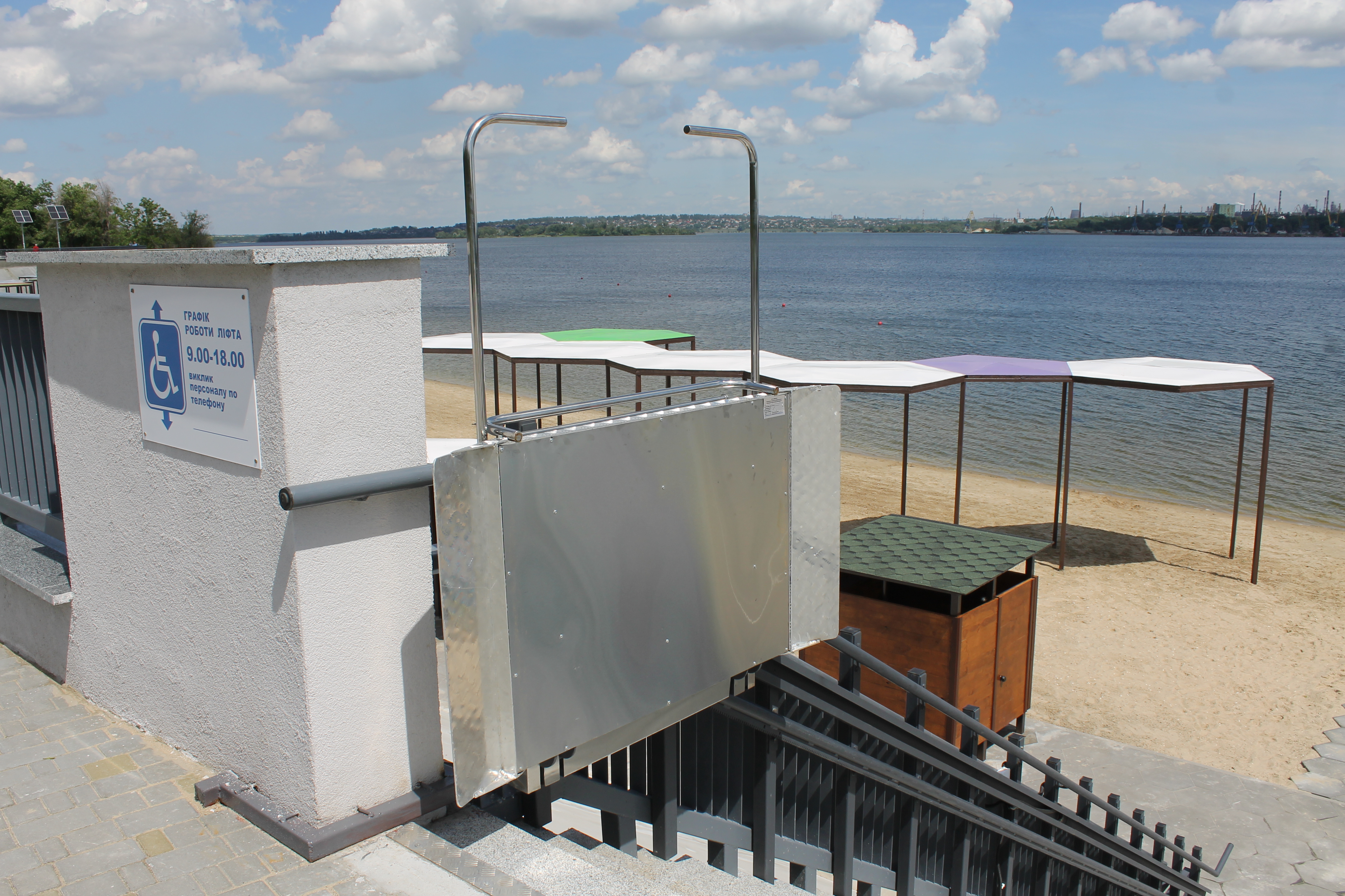 Лифт, душ и велопарковки: как изменился Правобережный пляж после реконструкции (фото)