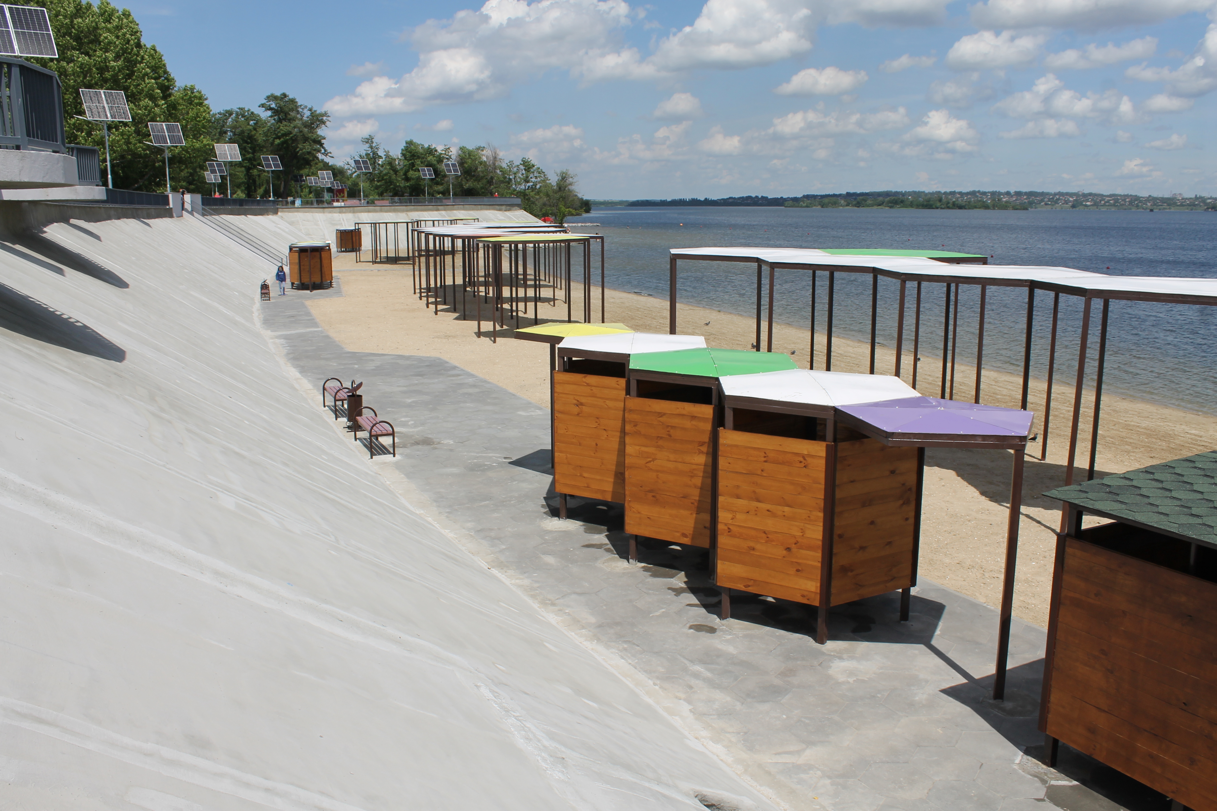 Лифт, душ и велопарковки: как изменился Правобережный пляж после реконструкции (фото)