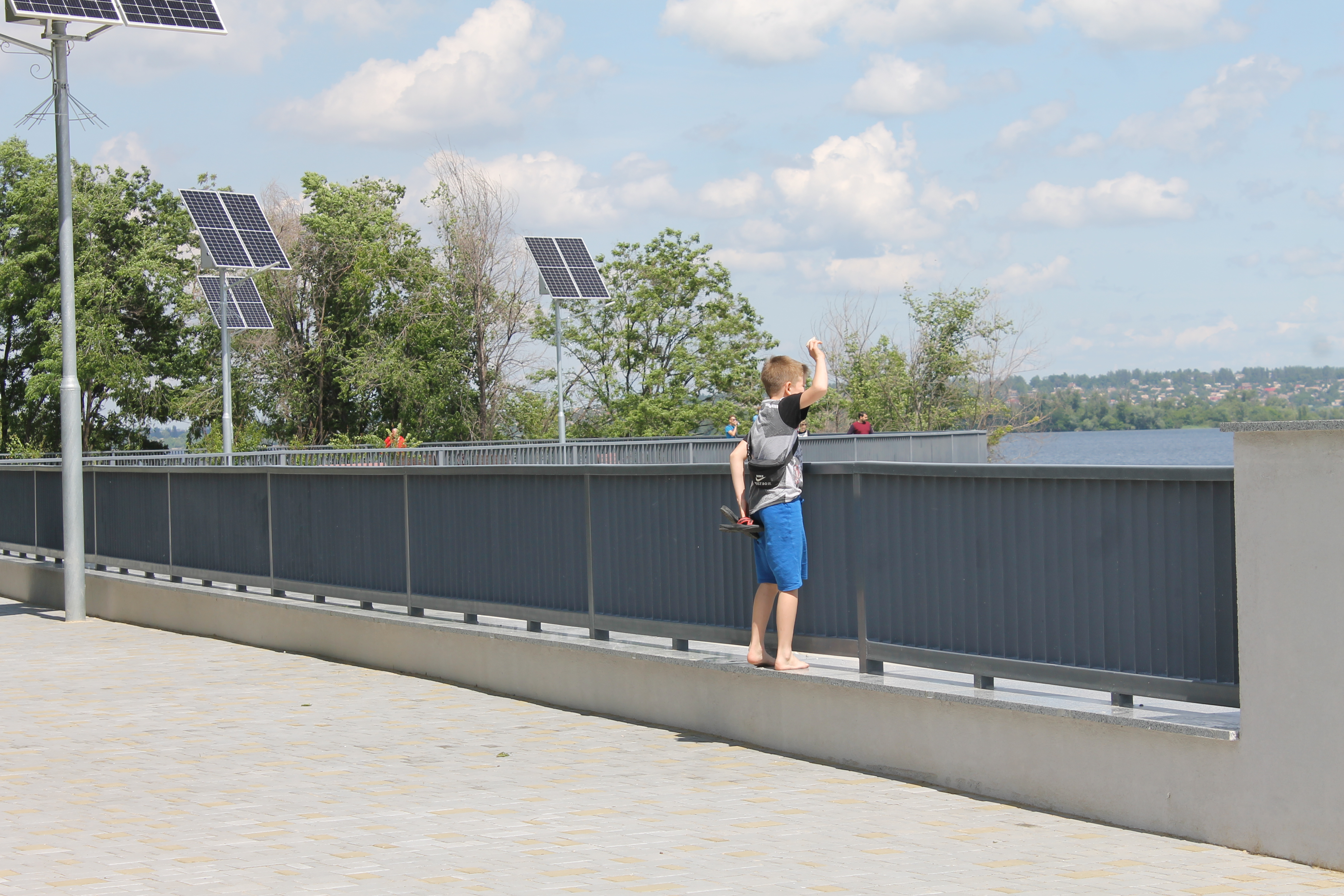 Лифт, душ и велопарковки: как изменился Правобережный пляж после реконструкции (фото)