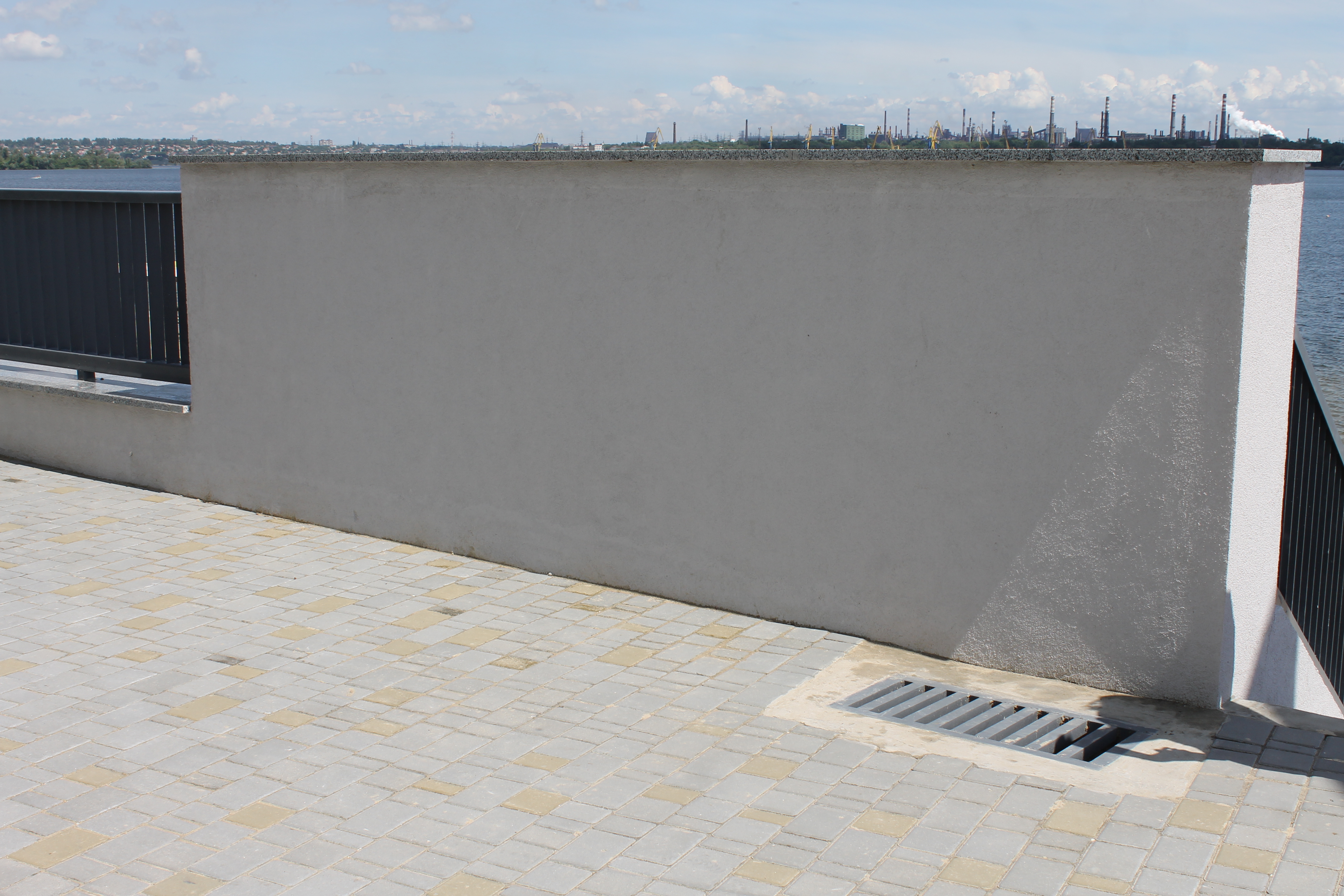 Украпили заборчик, сделали ливневки