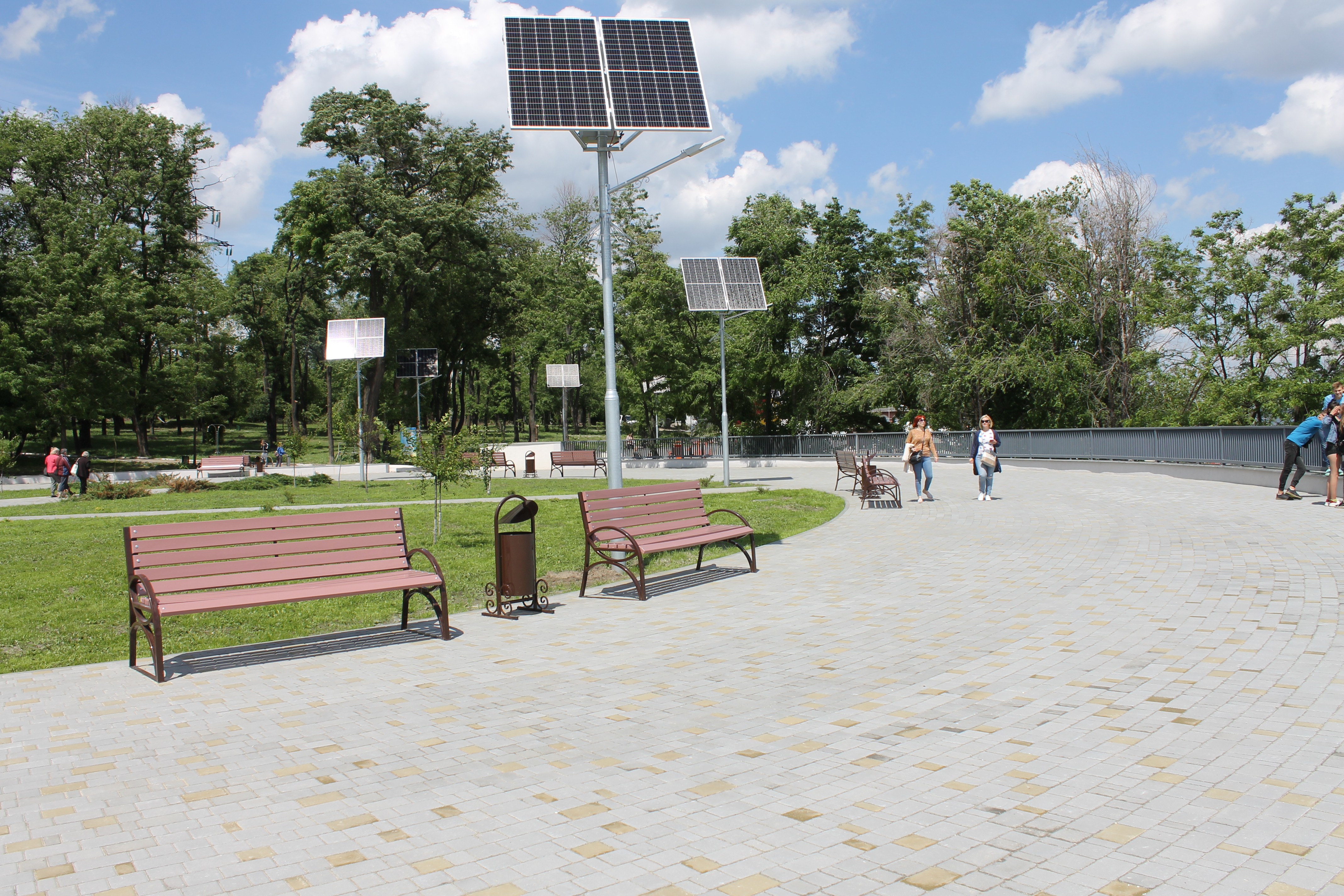 Лифт, душ и велопарковки: как изменился Правобережный пляж после реконструкции (фото)