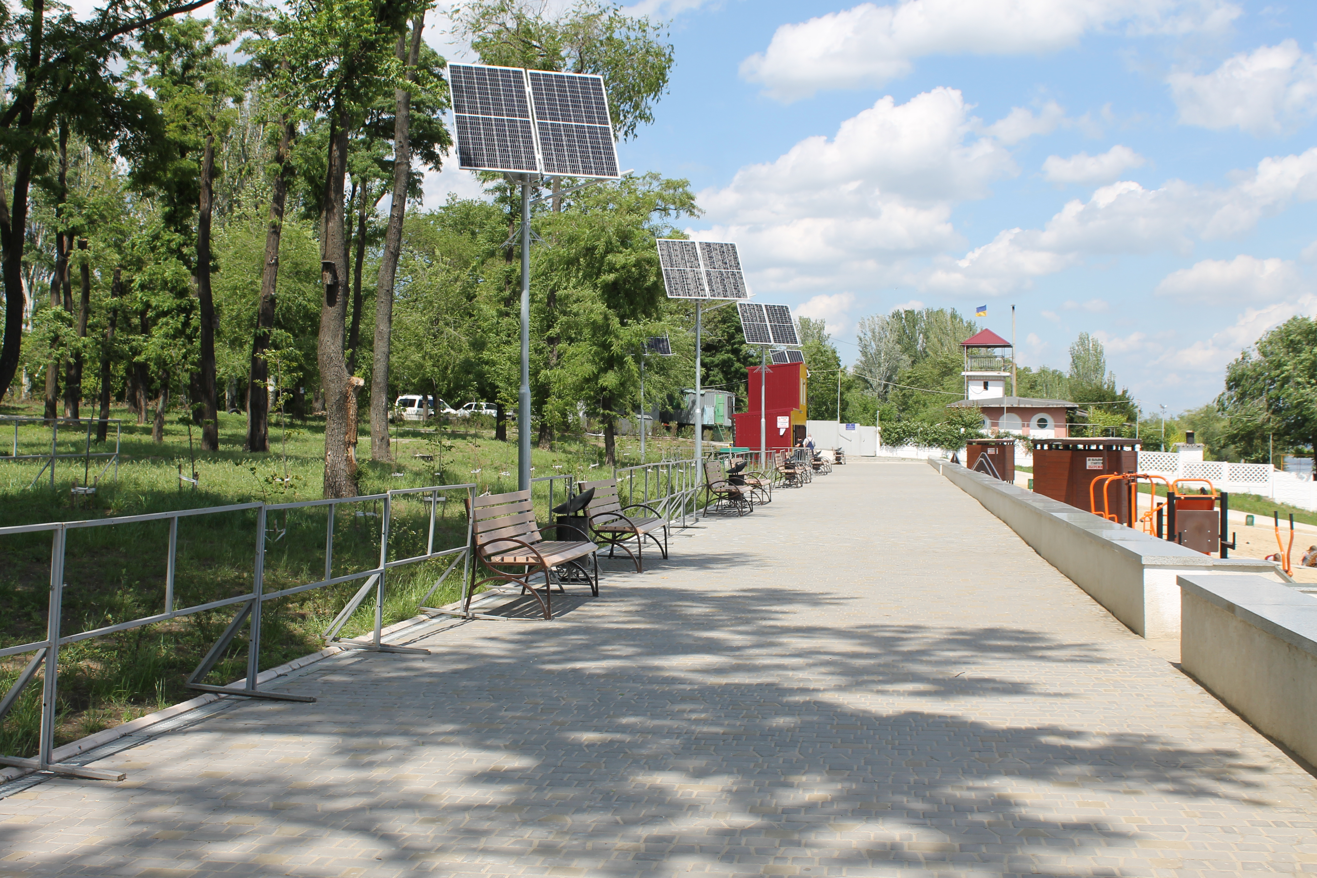 Лифт, душ и велопарковки: как изменился Правобережный пляж после реконструкции (фото)