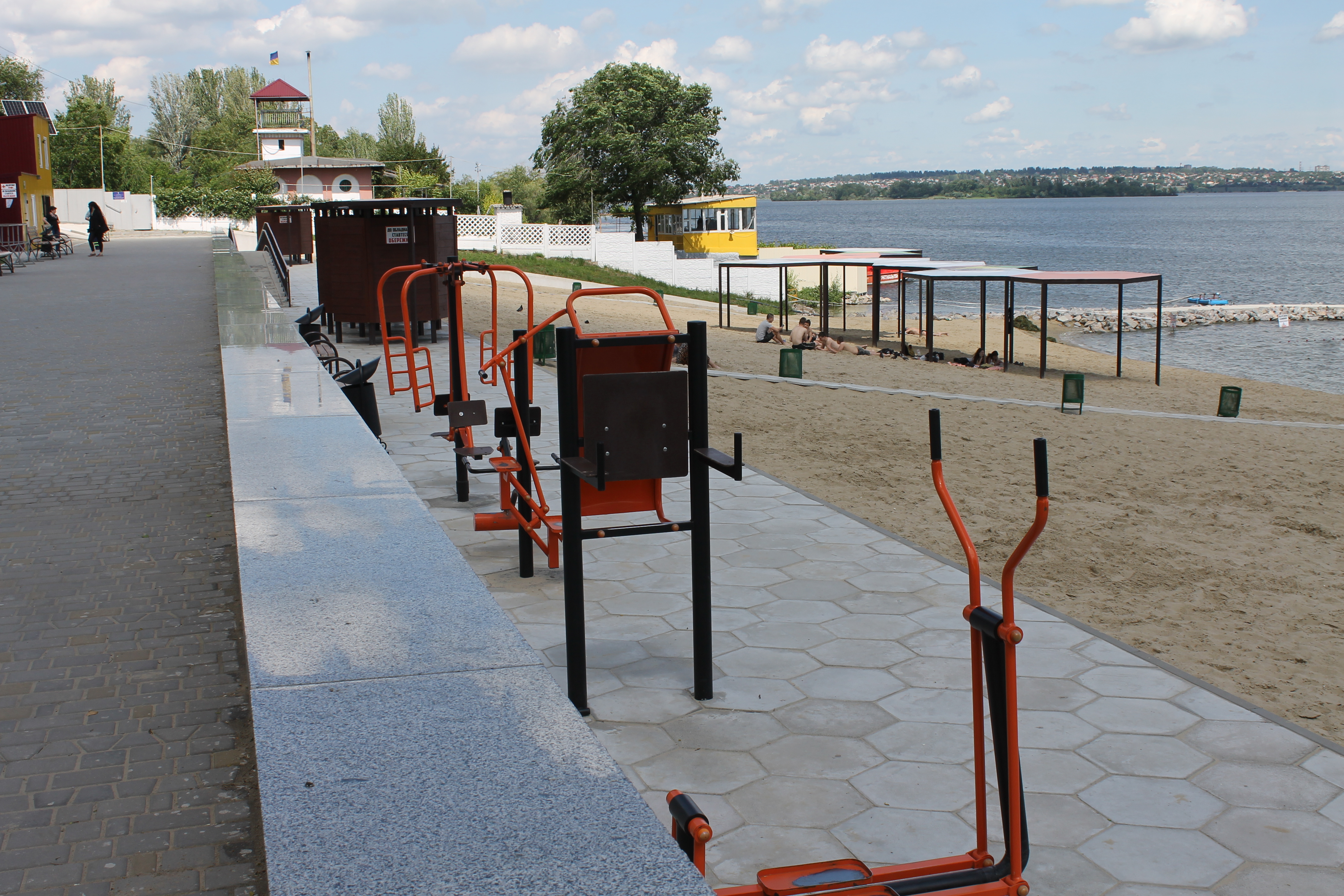 Лифт, душ и велопарковки: как изменился Правобережный пляж после реконструкции (фото)