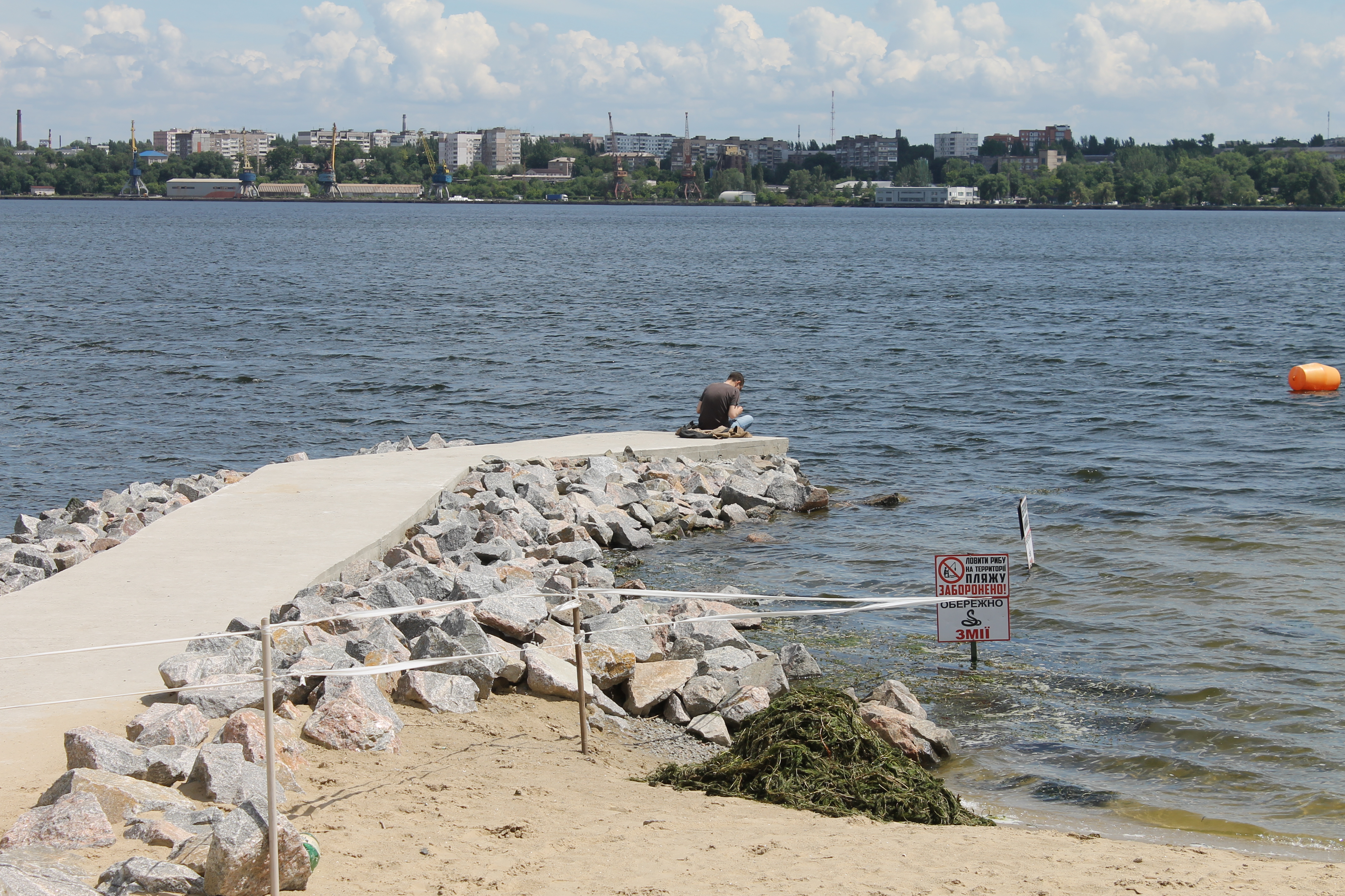 Лифт, душ и велопарковки: как изменился Правобережный пляж после реконструкции (фото)