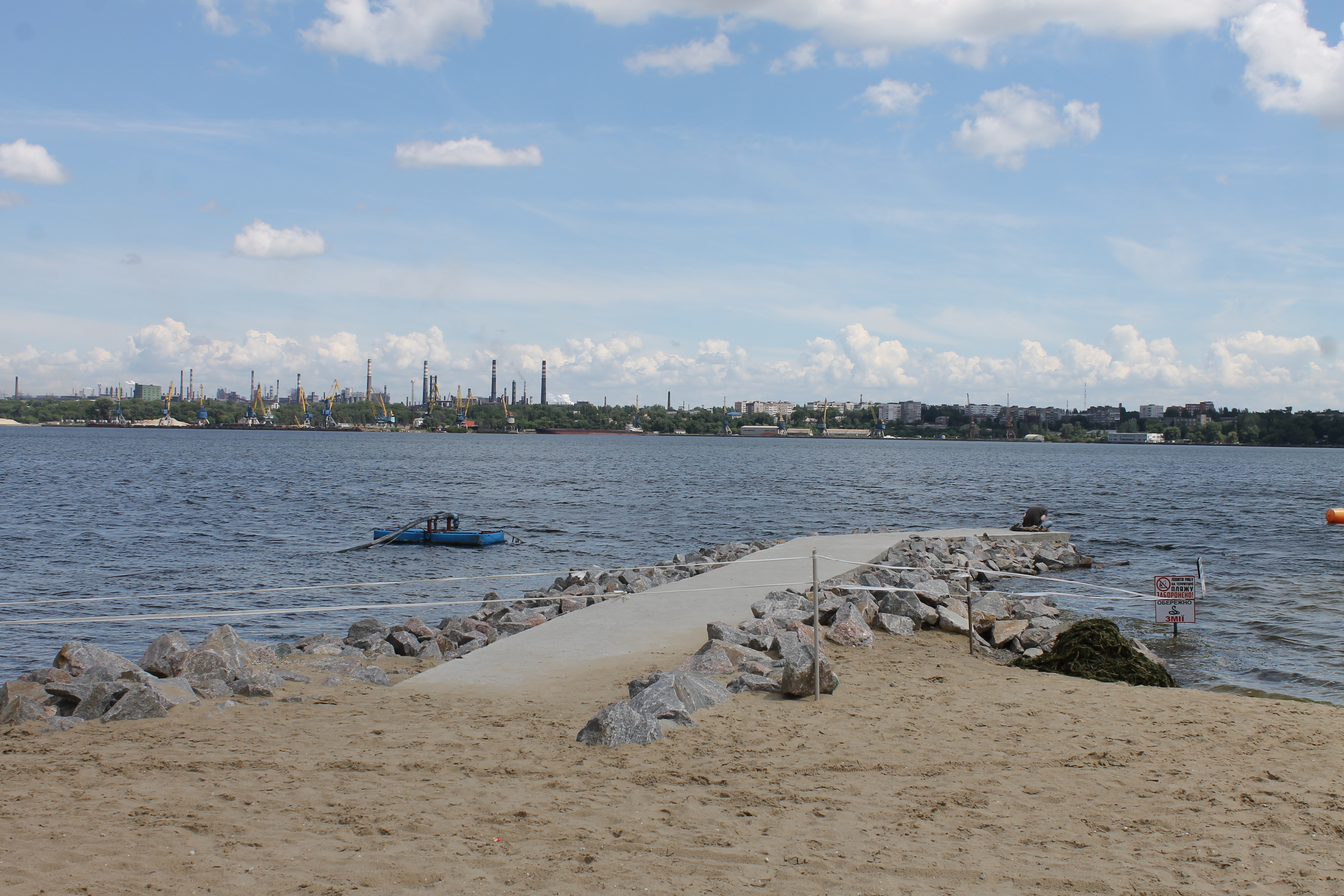 Лифт, душ и велопарковки: как изменился Правобережный пляж после реконструкции (фото)